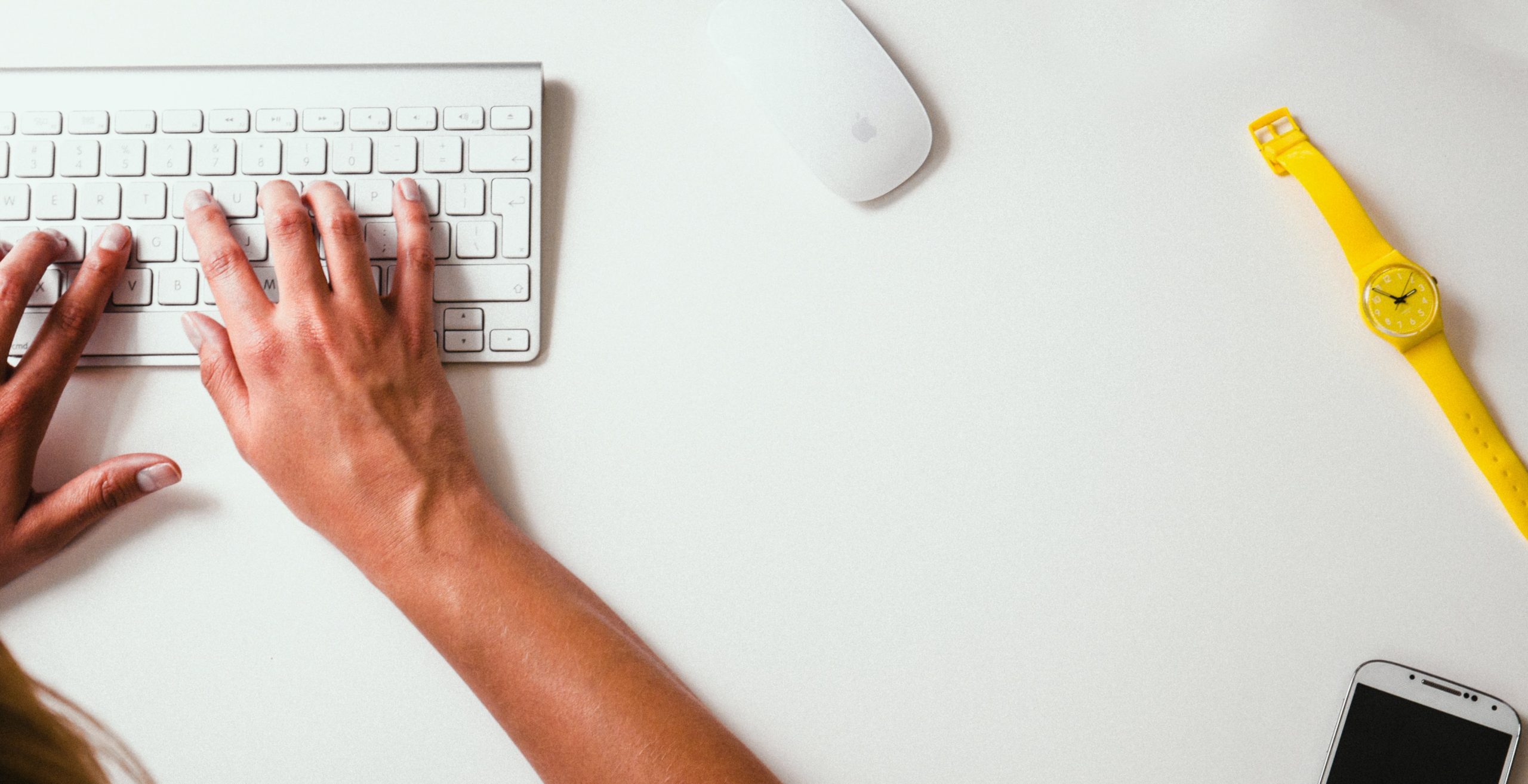 Nahaufnahme einer Person, die konzentriert auf einer Tastatur arbeitet. Das Bild symbolisiert, wie unkompliziert und eigenverantwortlich Unternehmen mit Digital Control ihre Media-Prozesse intern abbilden können.